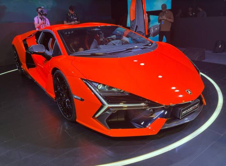 Lamborghini Revuelto supercar Aventador ਦੀ ਥਾਂ ਲੈਂਦੀ ਹੈ, ਜਿਸ ਵਿੱਚ ਇੱਕ ਇਲੈਕਟ੍ਰਿਕ ਮੋਟਰ ਅਤੇ ਇੱਕ ਘੱਟ-ਰੇਂਜ ਬੈਟਰੀ ਪੈਕ ਹੈ। ਨਾਲ ਹੀ 6.5 ਲੀਟਰ V12 ਇੰਜਣ ਮੁੱਖ ਹੈ।