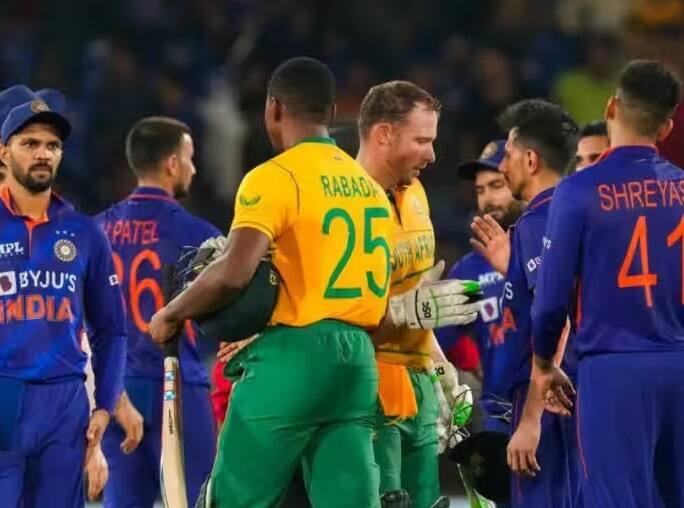 ભારતીય ટીમ દક્ષિણ આફ્રિકાના પ્રવાસ પર ટી-20 મેચ બાદ વનડે અને ટેસ્ટ શ્રેણી રમશે. આ પ્રવાસમાં ત્રણેય ફોર્મેટ માટે 3 અલગ-અલગ કેપ્ટન હશે. આ પ્રવાસની શરૂઆત 10 ડિસેમ્બરે T20 મેચથી થશે. આ પછી બીજી અને ત્રીજી ટી-20 મેચ અનુક્રમે 12 અને 14 ડિસેમ્બરે રમાશે. (ફોટો- સોશિયલ મીડિયા)