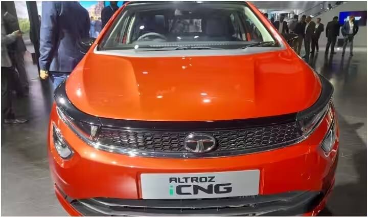 इस लिस्ट में अगला नाम टाटा की सेफेस्ट हैचबैक अल्ट्राज का नाम है, जिसे सीएनजी और सनरूफ फीचर के साथ खरीदा जा सकता है. इसके लिए 7.55 लाख रुपए एक्स-शोरूम की शुरुआती कीमत की जरुरत होगी.