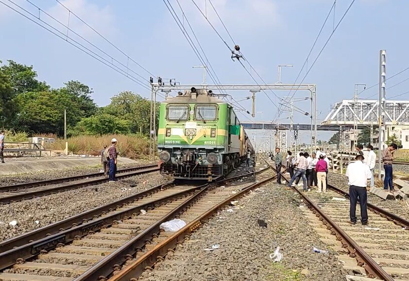 Railway News: અમદાવાદ-મુંબઇ વચ્ચેનો રેલ વ્યવહાર 4 કલાક ખોરવાયો, જાણો વિગત