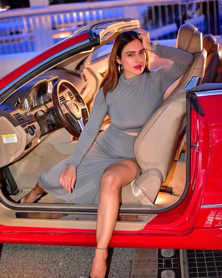 નેહા મલિકે રેડ કલરની કાર સાથે ખૂબ જ શાનદાર પોઝ આપ્યા છે.