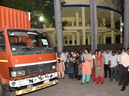 Michuang Cyclone Relief supplies sent from Salem for third day TNN மிக்ஜாம் புயல்: சேலத்தில் இருந்து 3வது நாளாக சென்னைக்கு நிவாரண பொருட்கள் அனுப்பிவைப்பு