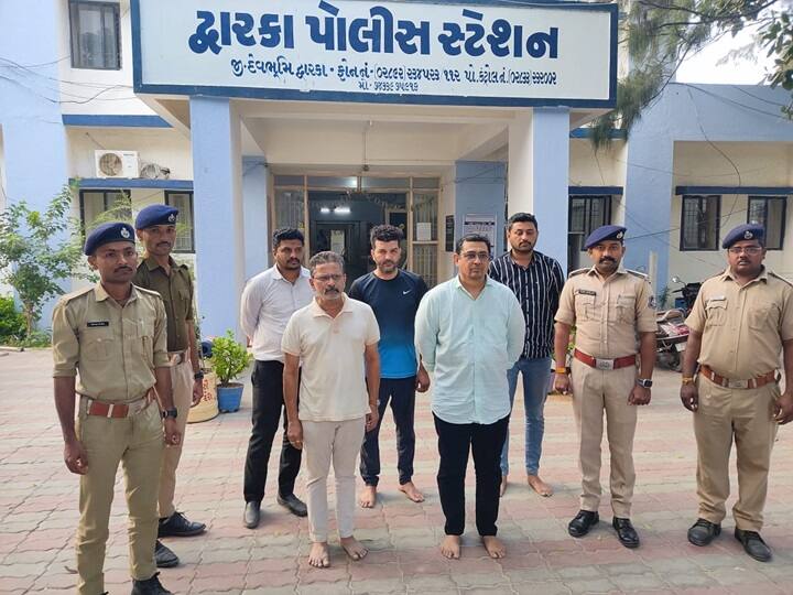 Dwarka News: White collar bootleggers of Ayurvedic syrup exposed details inside Dwarka News: આયુર્વેદિક સિરપના વ્હાઈટ કોલર બુટલેગરોનો પર્દાફાશ, મોજ આવશે, કીક લાગશે, કરંટ આવશે તેમ કહી  કરતા હતા વેચાણ