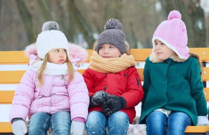 बच्चों को सीधे स्वेटर पहनाने से बचें :कई महिलाएं अपने बच्चों को सीधे स्वेटर पहना देती हैं, जो गलत है. भले ही स्वेटर कितना ही सॉफ्ट क्यों न हो वह बच्चों की बॉडी पर रेशेज या खुजली का कारण बन सकता है. सीधे स्वेटर पहनने से बच्चे में चिडचिड़ापन भी आ सकता है, इसलिए कॉटन की टीशर्ट पहनाने के बाद ही बच्चों को स्वेटर पहनाएं.