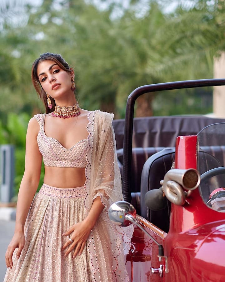 సోషల్ మీడియాలో లేటెస్ట్ ఫొటోస్ షేర్ చేస్తూ అభిమానులకు టచ్ లో ఉంటోంది.