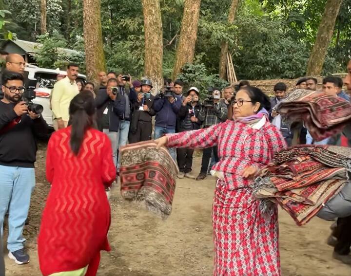 শুধু পাতাই তুললেন না, বাগানে বাসিন্দাদের সঙ্গে গানের তালে পাও মেলালেন তিনি। এদিন বাগানে আসার পর তাঁকে অভ্যর্থনা জানান বাগান শ্রমিকরা।