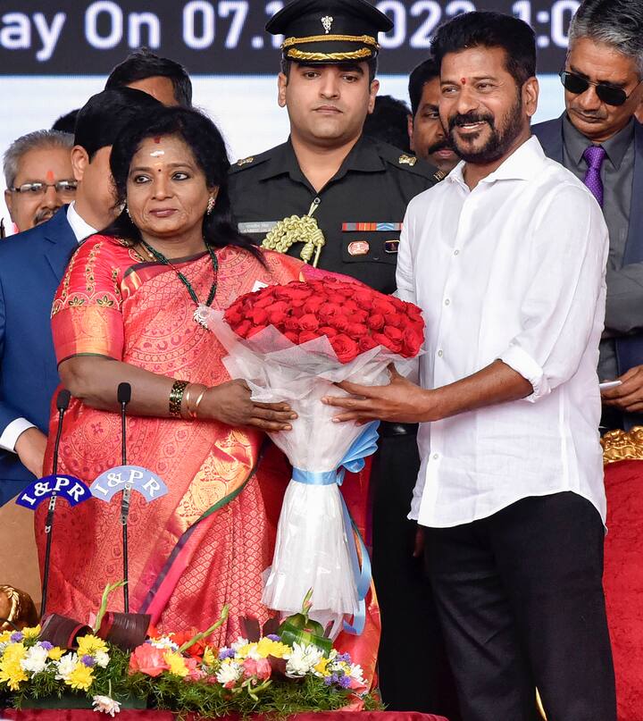 ரேவந்த் ரெட்டிக்கு, தெலுங்கானா ஆளுநர் தமிழிசை சவுந்தரராஜன் பதவி பிரமானம் செய்து வைத்தார்.