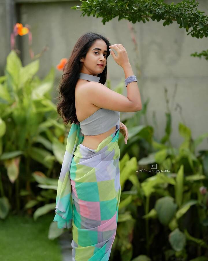 తాజాగా ఈ ఇన్​స్టా భామ సోషల్ మీడియా వేదికగా ఫోటోలు షేర్ చేసింది.