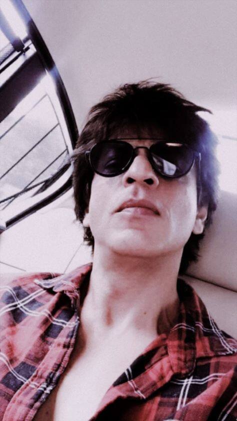 ਇਸ ਦੌਰਾਨ ਇਕ ਯੂਜ਼ਰ ਨੇ ਸ਼ਾਹਰੁਖ ਖਾਨ ਦੀਆਂ ਫਿਲਮਾਂ ਨੂੰ ਲੈ ਕੇ ਕਾਫੀ ਅਜੀਬ ਗੱਲ ਕਹੀ। ਇਹ ਸੁਣ ਕੇ ਕਿੰਗ ਖਾਨ ਬਹੁਤ ਗੁੱਸੇ 'ਚ ਆ ਗਏ ਅਤੇ ਉਸ ਨੂੰ ਦਵਾਈ ਲੈਣ ਦੀ ਸਲਾਹ ਦਿੱਤੀ।