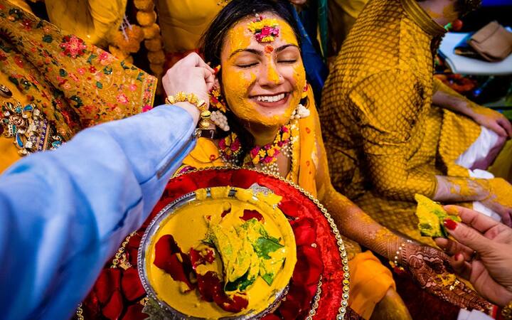 હળદરનો પીળો રંગ હિન્દુ ધર્મમાં ખૂબ જ શુભ માનવામાં આવે છે. લગ્ન પહેલા પીઠીની શુભતા અને તેનો રંગ વર-કન્યાના જીવનમાં સમૃદ્ધિ લાવે તેવી કામના સાથે પીઠી લગાવાય છે.