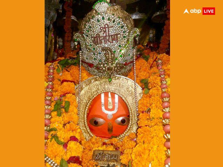 कहते हैं कि जब अभयराम ने कुछ मंत्र पढ़कर हनुमानजी के चरणामृत का जल छिड़का नवाब के बेटे पर छिड़का तो उसकी सांसे लौट आईं.नवाब ने इसे चमत्कार माना और अभयराम जी से हनुमानगढ़ी बनवाने की बात कही.