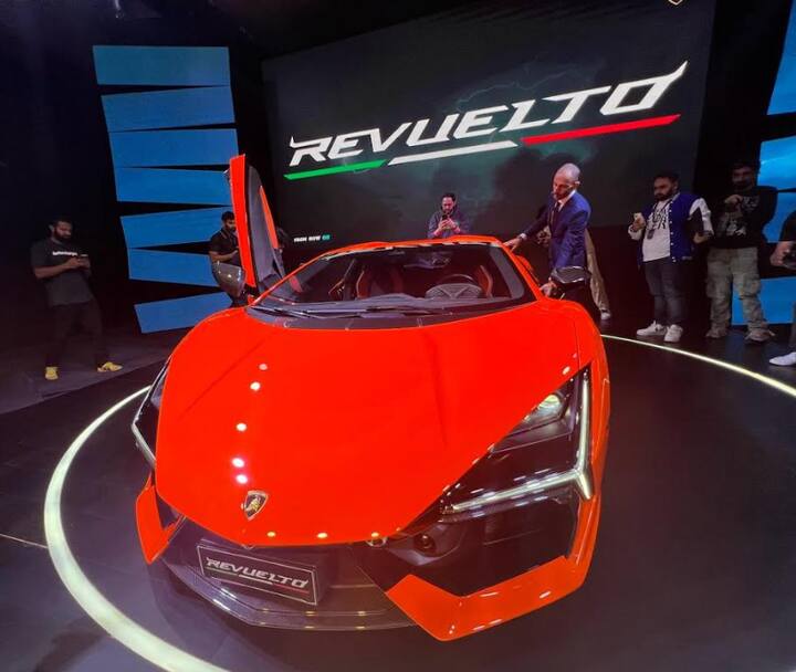 ਭਾਰਤ ਵਿੱਚ, Lamborghini Revuelto supercar ਦਾ ਮੁਕਾਬਲਾ Ferrari ਦੀ SF90 ਨਾਲ ਹੋਵੇਗਾ, ਜੋ ਕਿ ਸੈਗਮੈਂਟ ਵਿੱਚ ਇੱਕ ਪਲੱਗ-ਇਨ ਹਾਈਬ੍ਰਿਡ ਸੁਪਰਕਾਰ ਹੈ।