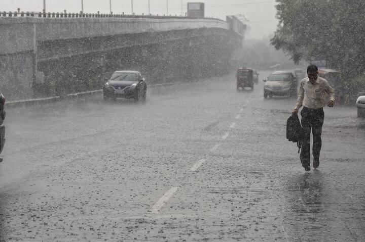 এই পরিস্থিতিতে আলিপুর আবহাওয়া দফতর পূর্বাভাসে জানিয়েছে,শুক্রবার থেকেই আবহাওয়া পরিবর্তন হবে। শনিবার থেকে ফিরতে পারে শীতের আমেজ। আগামী মঙ্গলবারের মধ্য়ে রাতের তাপমাত্রা ৩ থেকে ৫ ডিগ্রি নামতে পারে।