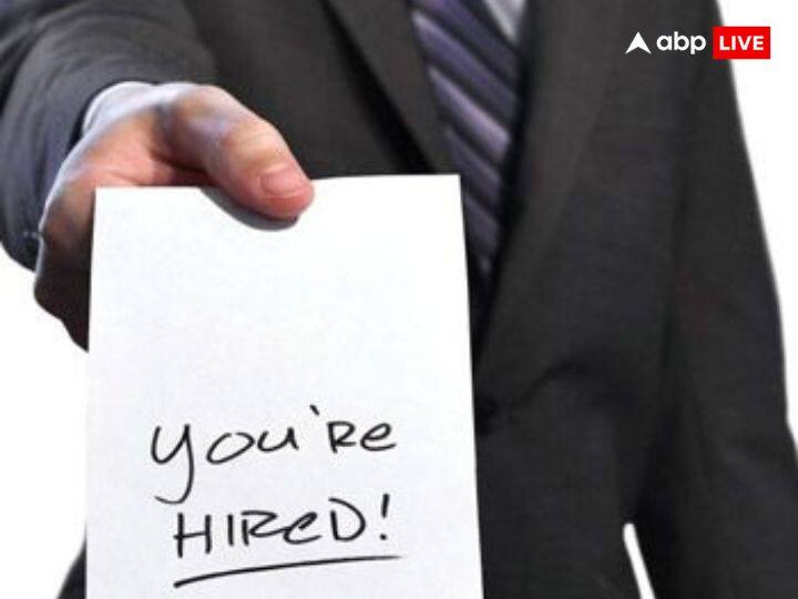 मेष राशि वालों के लिए साल 2024 करियर के लिहाज से शानदार रहेगा. आपका इस वर्ष प्रमोशन होना पक्का है. साथ ही अगर आप किसी नए बिजनेस की शुरुआत करना चाहते हैं को आप अप्रैल से सिंतबर के बीच नए बिजनेस की शुरुआत कर सकते हैं.