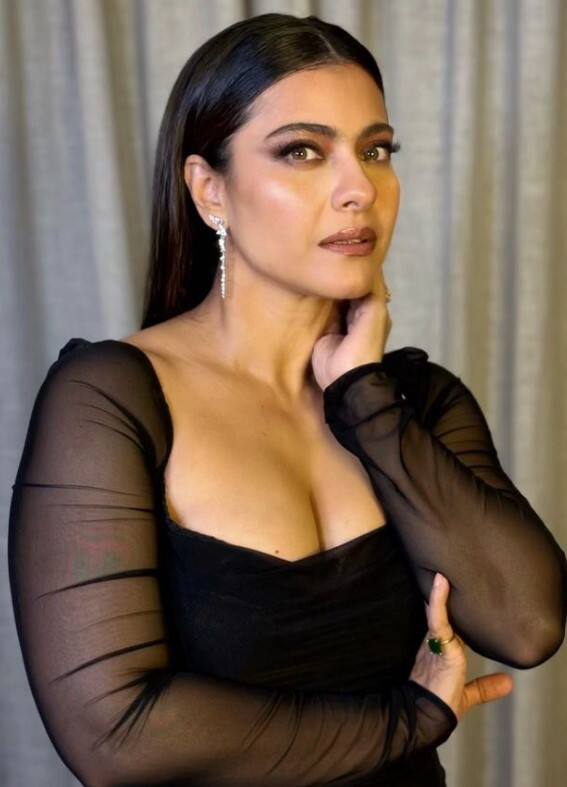 अजय देवगन से शादी के बाद काजोल ने एक्टिंग से ब्रेक ले लिया था और लंबे तक वह बड़े पर्दे से गायब रहीं. वहीं साल 2006 में आई फिल्म फना से उन्होंने अपने शानदार कमबैक से लोगों का दिल जीत लिया था. इसके बाद काजोल ने शाहरुख खान की माई नेम ईज खान में भी जबरदस्त काम कर सभी को हैरान कर दिया था.