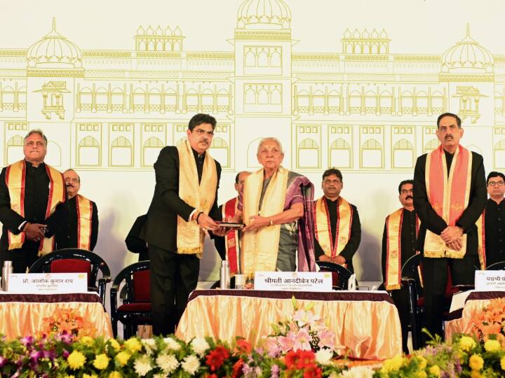 समारोह कार्यक्रम के दौरान राज्यपाल ने विश्वविद्यालय के कुल 107 प्रतिभाशाली मेधावियों को 192 पदक प्रदान किए.