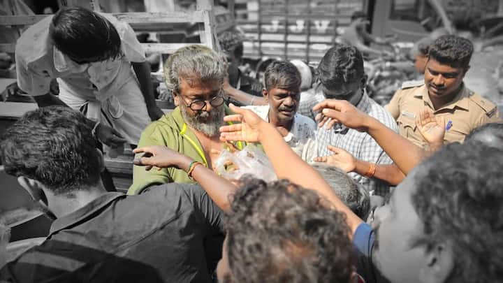 சென்னை சைதாப்பேட்டையில் உள்ள பனகல் மாளிகை அருகில், அங்குள்ள மக்களுக்கு உணவு வழங்கியுள்ளார்.