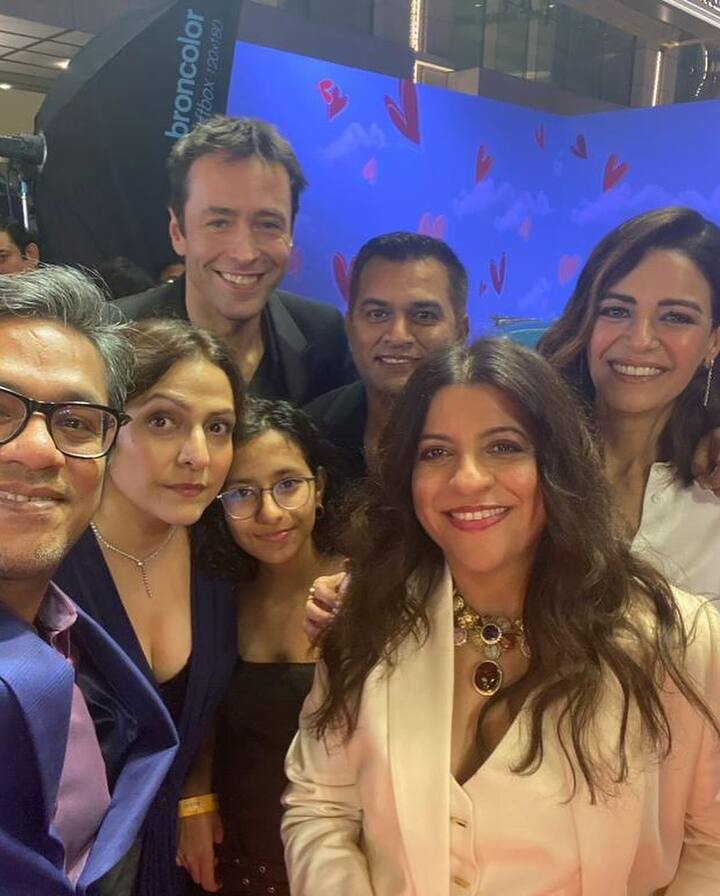 मोना सिंह ने ये तस्वीरें अपने इंस्टाग्राम अकाउंट पर शेयर की हैं. जिसमें वो ‘द आर्चीज’ की डायरेक्टर जोया अख्तर के साथ पोज देती हुई दिखाई दी.