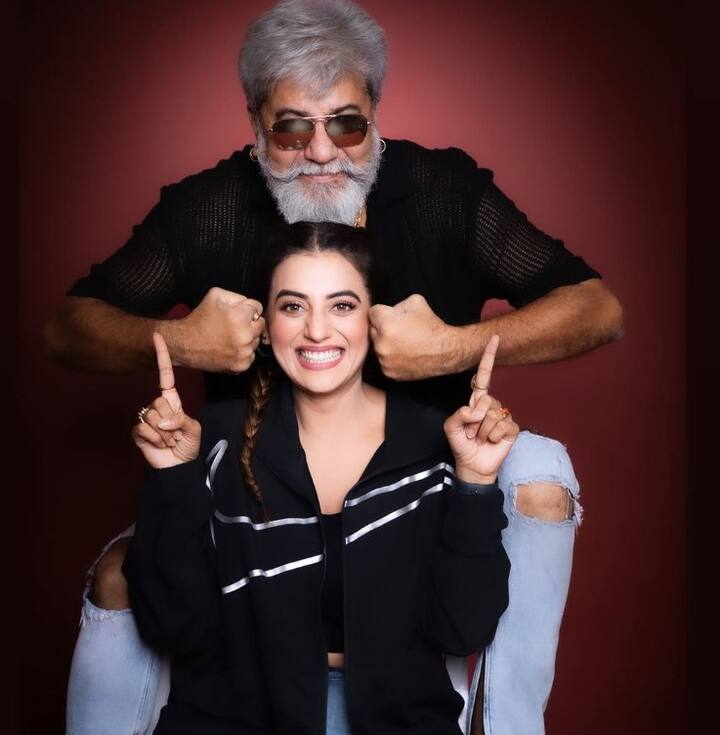 फिर एक दिन पापा ने मुझे बाहर बुलाया और कहा कि 'तुम्हारे पास दो रास्ते हैं. या तो मर जाओ या फिर लड़कर आगे बढ़ो. मैं दुनिया को कह दूंगा कि मेरी बेटी नालायक थी. मर गई. जाओ कमरे के अंदर सुसाइड कर लो.'