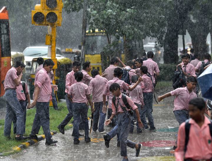 আগামী ৪৮ ঘণ্টায় বিক্ষিপ্ত বৃষ্টির সম্ভাবনা রয়েছে দার্জিলিং, কালিম্পং, আলিপুরদুয়ার, কোচবিহার ও জলপাইগুড়িতে।