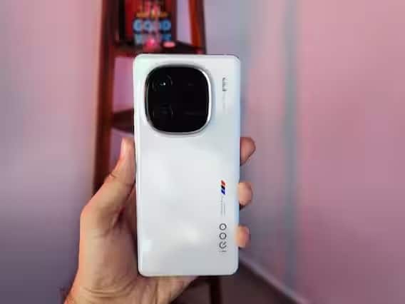 IQOO 12 સ્માર્ટફોન ટૂંક સમયમાં ભારતમાં લોન્ચ થશે. તેમાં Qualcommનું લેટેસ્ટ ચિપસેટ હશે જે AI ફીચર્સને સપોર્ટ કરે છે. IQOO 12 માં 120 વોટ ફાસ્ટ ચાર્જિંગ સાથે 5000 mAh બેટરી હોઈ શકે છે. મોબાઈલ ફોનની કિંમત 52,999 રૂપિયાથી શરૂ થાય છે.