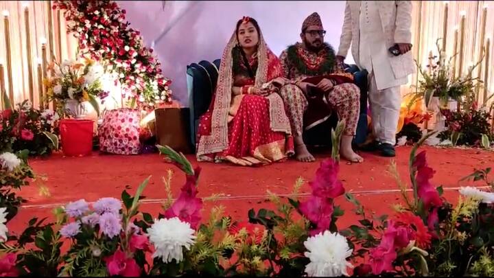 কার্শিয়ঙে মমতা বন্দ্যোপাধ্যায়ের ভাইপো, আবেশ বন্দ্যোপাধ্যায়ের বিয়ের অনুষ্ঠান। ছিলেন কার্তিক বন্দ্যোপাধ্যায় ও পরিবারের অন্যরা  (বিঃদ্রঃ  - এই ছবির ক্যাপশনে আবেশ বন্দ্যোপাধ্যায়ের নামের জায়গায় ভুল করে অভিষেক বন্দ্যোপাধ্যায়ের নাম লেখা হয়েছিল। অনিচ্ছাকৃত এই ত্রুটির জন্য আমরা দুঃখিত ও ক্ষমাপ্রার্থী)