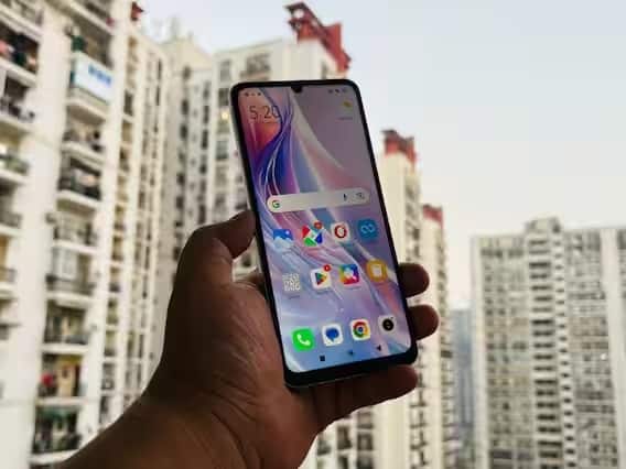 કિંમત વિશે વાત કરીએ તો, કંપનીએ 4GB/128GB, 6/128GB અને 8/256GB વેરિયન્ટમાં Redmi 13C અને 13C 5G લૉન્ચ કર્યા છે, જેની કિંમત અનુક્રમે રૂ. 7,999, રૂ. 8,999 અને રૂ. 10,499 છે. તેવી જ રીતે, 5G મોડલની કિંમત 9,999 રૂપિયા, 11,499 રૂપિયા અને 13,499 રૂપિયા છે.