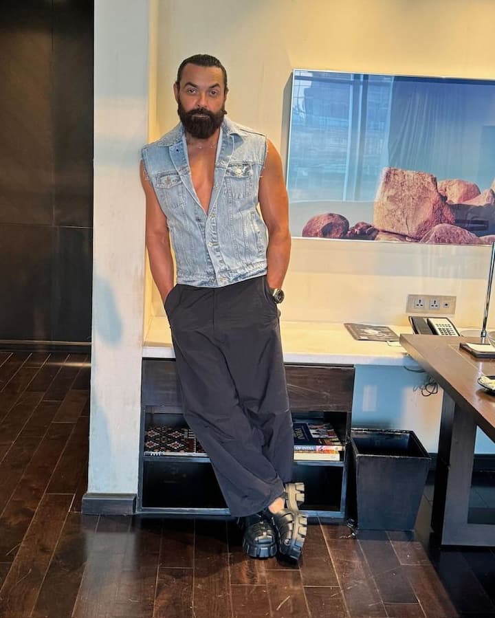 बॉलीवुड में फिल्म ‘बरसात’ के जरिए बॉबी देओल की शानदार शुरुआत हुई थी. इस फिल्म से एक्टर बॉक्स ऑफिस पर छा गए थे. लेकिन एक्टर का ये फेम ज्यादा वक्त तक उनके साथ नहीं रह पाया.