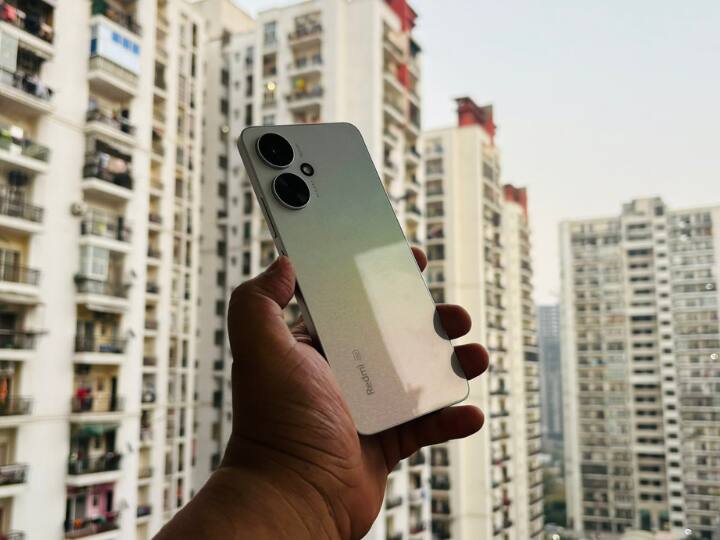 बजट सेगमेंट के ग्राहकों के बीच पॉपुलर कंपनी रेडमी ने 2 नए स्मार्टफोन लॉन्च किये हैं. कंपनी ने Redmi 13C और Redmi 13C 5G स्मार्टफोन लॉन्च किया है. Redmi 13C 5G को आप 3 कलर ऑप्शन में खरीद सकते हैं जिसमें स्टारलाइट ब्लैक, स्टारट्रेल सिल्वर और स्टारट्रेल ग्रेन शामिल है.