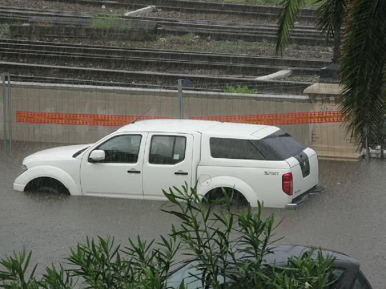 Cyclone Michaung Common Signs of Flood Damaged Car Flood Affected Car Insurance All Details Flood Damaged Cars: செகண்ட்- ஹேண்ட் கார் வாங்கும் ஐடியா இருக்கா? வெள்ளத்தால் பாதிக்கப்பட்ட காரை கண்டுபிடிப்பது எப்படி?