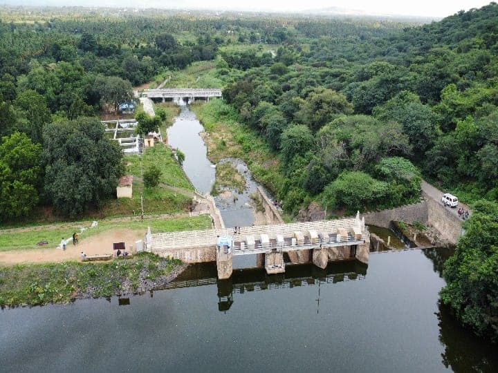 சாத்தையார் அணையில் இருந்து தண்ணீர் வெளியே செல்லும் காட்சி.