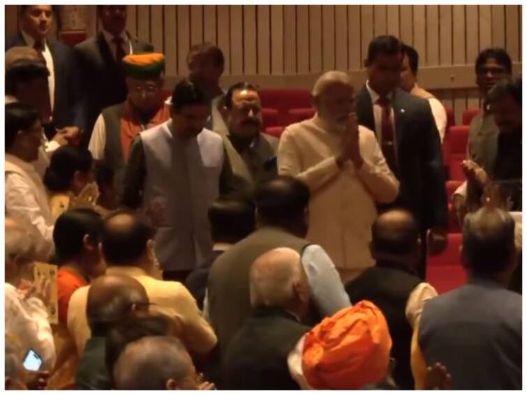 PM Modi Greeted With Standing Ovation At BJP Parliamentary Meet After Poll Stunner Watch PM Modi Gets Standing Ovation At BJP Parliamentary Meet After Poll Stunner: Watch