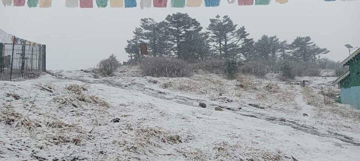 বরফে ঢেকে গিয়েছে বিস্তীর্ণ এলাকা। রাস্তা সাদা-বাড়ির ছাদও সাদা। তার মধ্যেই গুঁড়োগুঁড়ো বরফ ঝরে পড়ছে- দেখা যাচ্ছে ভিডিওয়।