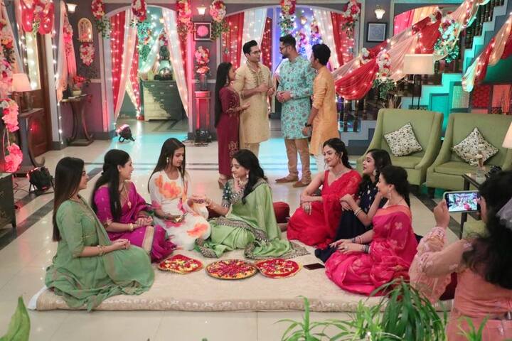 তবে কেবল সাত পাকে ঘোরা নয়, রীতিমতো আয়োজন করা হয় মেহেন্দি-সঙ্গীতেও। সব মিলিয়ে এখন ধারাবাহিক পরিবারের সবাই আনন্দে মাতোয়ারা।