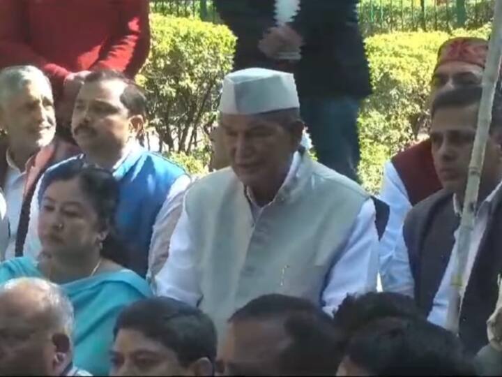 Uttarakhand Former Chief minister harish rawat silent protest for support farmers ann Dehradun News: किसानों के समर्थन में पूर्व सीएम हरीश रावत का मौन उपवास, धामी सरकार के खिलाफ धरना प्रदर्शन