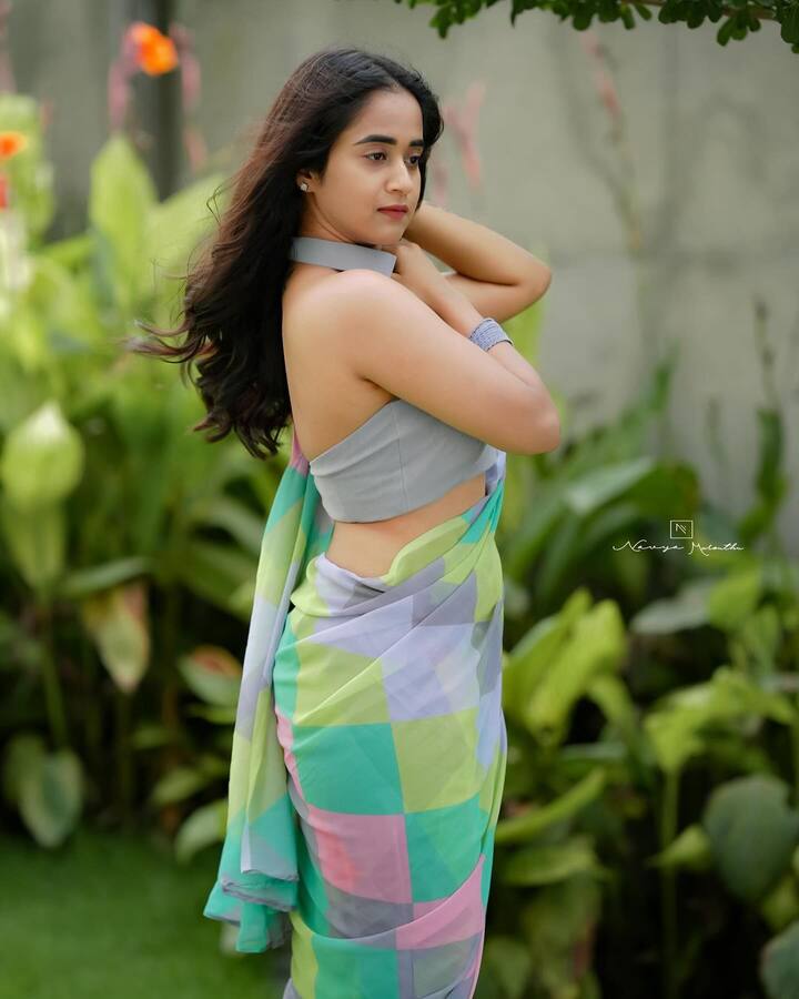 లైట్ మిక్స్డ్​ కలర్స్​ కలిగిన శారీలో మెరిసింది.