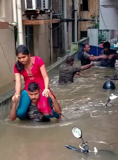 Chennai Flood: गोद में पालतू जानवर, सुरक्षा बलों के कंधे पर लोग, तस्वीरों में देखें चेन्नई में बाढ़ की तबाही