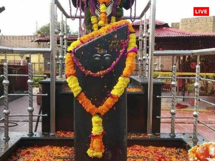 शनि शिंगणापुर शनि देव के मंदिर के लिए मशहूर है लेकिन इस जगह की एक और खासियत है. यहां आज भी घरों में दरवाजे नहीं लगाए जाते हैं. साथ ही लोगों के घरों में आलमारी भी नहीं होती है. यहां के लोग किसी भी तरह के ताले का इस्तेमाल नहीं करते हैं.
