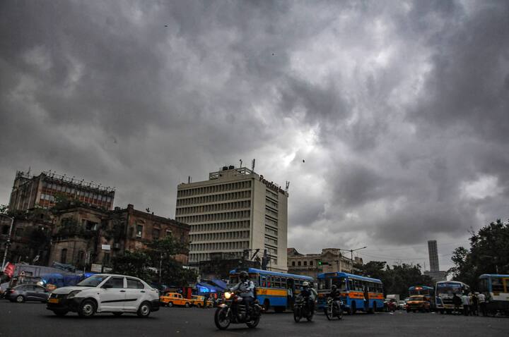ঘূর্ণিঝড়ের প্রভাবে কলকাতার সর্বনিম্ন তাপমাত্রা স্বাভাবিকের চেয়ে ৩ ডিগ্রি বেশি।
