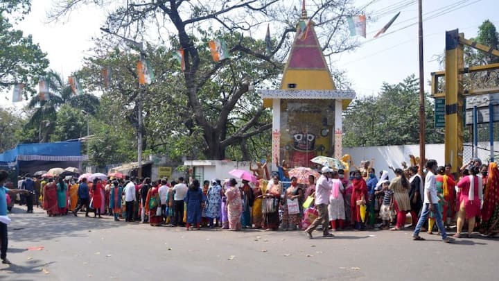 আপনার নিকটস্থ দুয়ারে সরকার ক্যাম্প থেকে লক্ষ্মীর ভাণ্ডারের জন্য নির্দিষ্ট ফর্ম একদম বিনামূল্যে পাওয়া যায়। উপরিল্লিখিত প্রযোজনীয় নথিপত্র ইত্যাদি নিয়ে ফর্ম পূরণ করে দুয়ারে সরকার ক্যাম্পে জমা দিতে হবে।