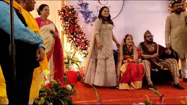 কার্শিয়ঙে মুখ্য়মন্ত্রীর ভাইপো আবেশ বন্দ্য়োপাধ্য়ায়ের বিয়ের অনুষ্ঠান। কার্শিংয়ে থাকলেও, বিয়ের অনুষ্ঠানে যাননি মমতা বন্দ্য়োপাধ্য়ায়। তখন তিনি সময় কাটাচ্ছিলেন চা শ্রমিকদের সঙ্গে।