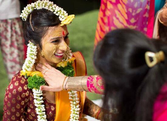 દરેક ધર્મમાં, પીઠીની વિધિ અલગ-અલગ રીતે ઉજવવામાં આવે છે, કેટલાક બે દિવસ પહેલા અને કેટલાક લગ્નના દિવસે પીઠીની ઉજવણી કરે છે. આ દિવસે, દેવી-દેવતાઓને નવા યુગલને આશીર્વાદ આપવા આમંત્રણ આપવામાં આવે છે.