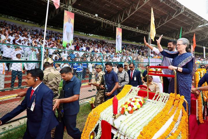 అంతకు ముందు సోనియా గాంధీతో కలిసి ప్రజలకు అభివాదం