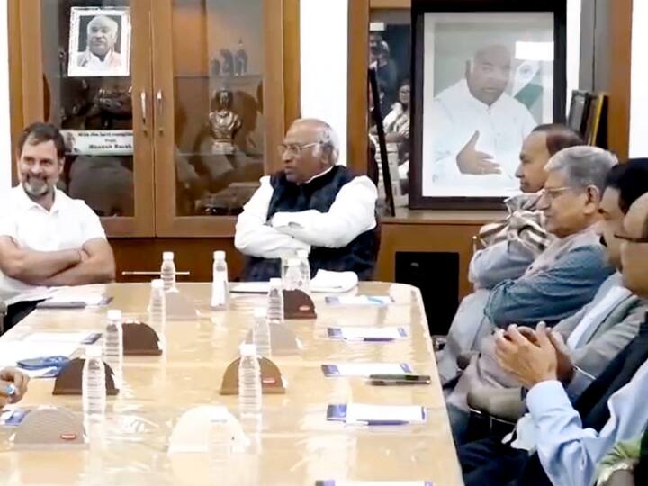 India Alliance 17 Parties Floor Leaders Meeting At Congress Chief Mallikarjun Kharge Residence Outcome I.N.D.I.A. Meet: इंडिया गठबंधन की बैठक में कौन हुआ शामिल, कौन रहा नदारद, क्या हुई बात? जानें सबकुछ