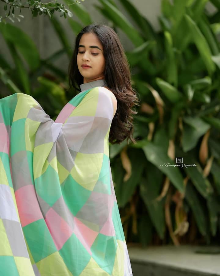 దీప్తి ఈ ఫోటోలను ఇన్​స్టాలో షేర్ చేస్తూ గల గల పారుతున్న గోదారిలా అనే పాటలోని లిరిక్స్​ను క్యాప్షన్ పెట్టింది.