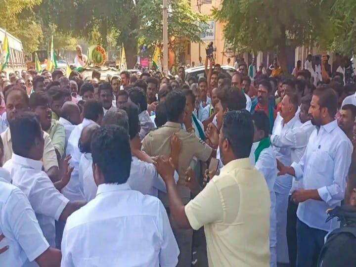 Madurai news ops team and EPS team that participated in the rally collided with each other in usilampatti TNN Madurai: பேரணியில்  ஓபிஎஸ்  - இபிஎஸ் அணியினர் மோதல்; உசிலம்பட்டியில் பரபரப்பு