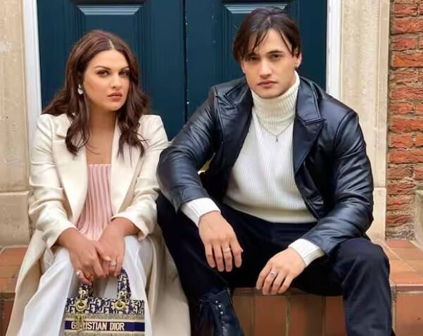 ਇਸ ਗੱਲ ਦੀ ਜਾਣਕਾਰੀ ਹਿਮਾਂਸ਼ੀ ਨੇ ਖੁਦ ਸੋਸ਼ਲ ਮੀਡੀਆ ਰਾਹੀਂ ਦਿੱਤੀ ਸੀ। 6 ਦਸੰਬਰ ਨੂੰ ਇੱਕ ਪੋਸਟ ਰਾਹੀਂ ਉਸ ਨੇ ਦੱਸਿਆ ਸੀ ਕਿ ਉਹ ਅਤੇ ਆਸਿਮ ਵੱਖ-ਵੱਖ ਧਾਰਮਿਕ ਵਿਸ਼ਵਾਸਾਂ ਕਾਰਨ ਵੱਖ ਹੋ ਗਏ ਸਨ। ਅੱਜ ਸਿੰਗਰ ਨੇ ਐਕਸ ਅਕਾਊਂਟ 'ਤੇ ਆਪਣੀ ਅਤੇ ਆਸਿਮ ਦੀ ਚੈਟ ਦਾ ਸਕ੍ਰੀਨਸ਼ੌਟ ਸ਼ੇਅਰ ਕੀਤਾ ਸੀ ਅਤੇ ਇਸ ਤੋਂ ਬਾਅਦ ਉਸ ਨੇ ਆਪਣਾ ਅਕਾਊਂਟ ਡੀਐਕਟੀਵੇਟ ਕਰ ਦਿੱਤਾ।