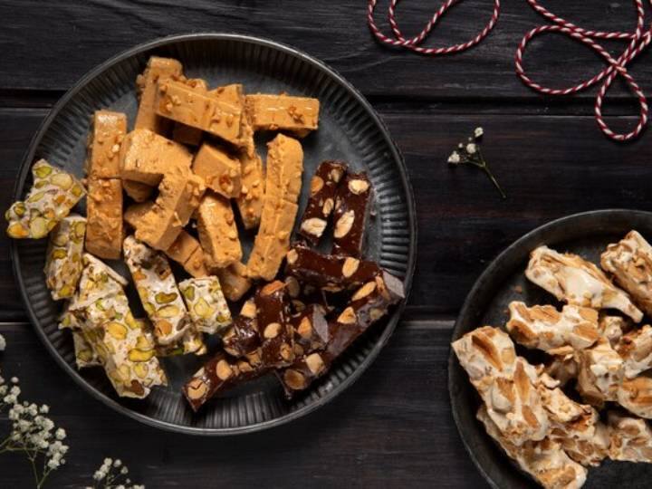 Gajer ka Halwa to Peanut Chikki: 5 ऐसी इंडियन मिठाइयां जो सर्दियों में आपके शरीर को गर्म रखती हैं