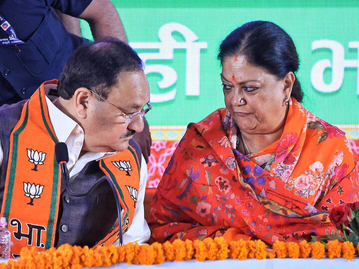 Rajasthan CM Race: Vasundhara Raje Meets BJP Chief JP Nadda Rajasthan CM Race: राजस्थान में मुख्यमंत्री पर सस्पेंस के बीच वसुंधरा राजे ने जेपी नड्डा से की मुलाकात, मुस्कुराते हुए निकलीं