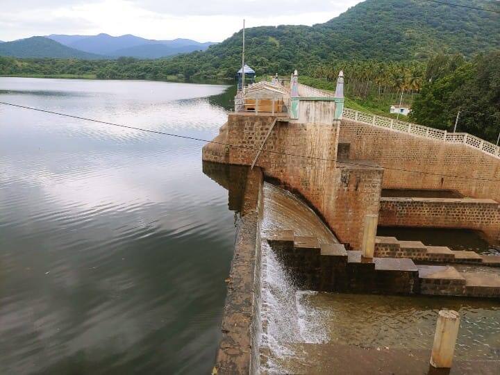 சாத்தையார் அணை நிறைந்து வெளியேறும் தண்ணீர்.
